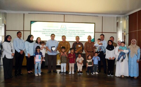 Delapan Anak Yayasan Bussaina Dapat Kepastian Hukum, Kajari Lamsel Serahkan Penetapan Perwalian